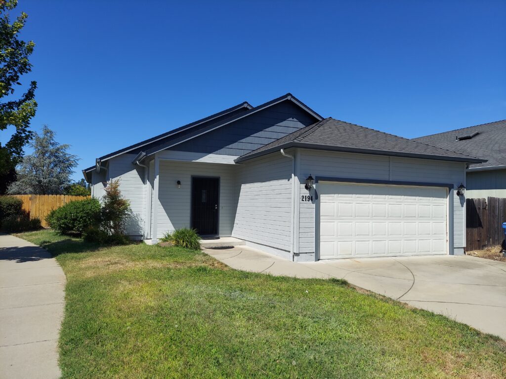 Picture of a completed exterior trim repaint project in Southern Oregon, Grants Pass.